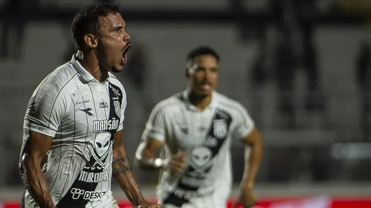 William Pottker comemora gol pela Ponte Preta.