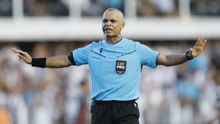 SANTOS, BRAZIL - APRIL 19: Referee Wilton Pereira Sampaio gestures during a match between Santos and Fluminense as part of Brasileirao 2026 at Vila Belmiro Stadium on April 19, 2026 in Santos, Brazil. (Photo by Miguel Schincariol/Getty Images)