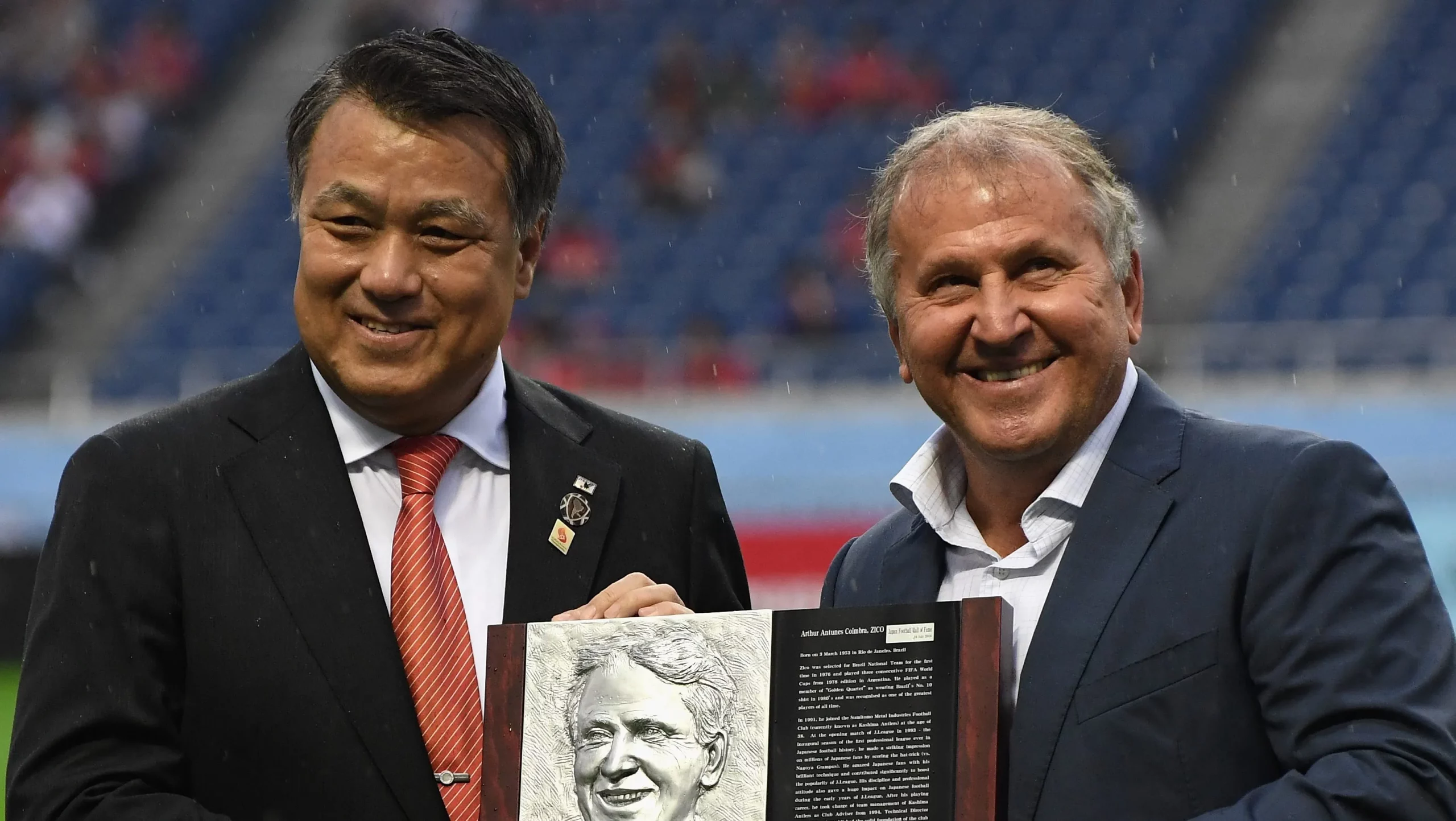 Foto: Masashi Hara/Getty Images – Zico (à direita) recebe uma placa das mãos do presidente da Associação de Futebol do Japão em 2017.