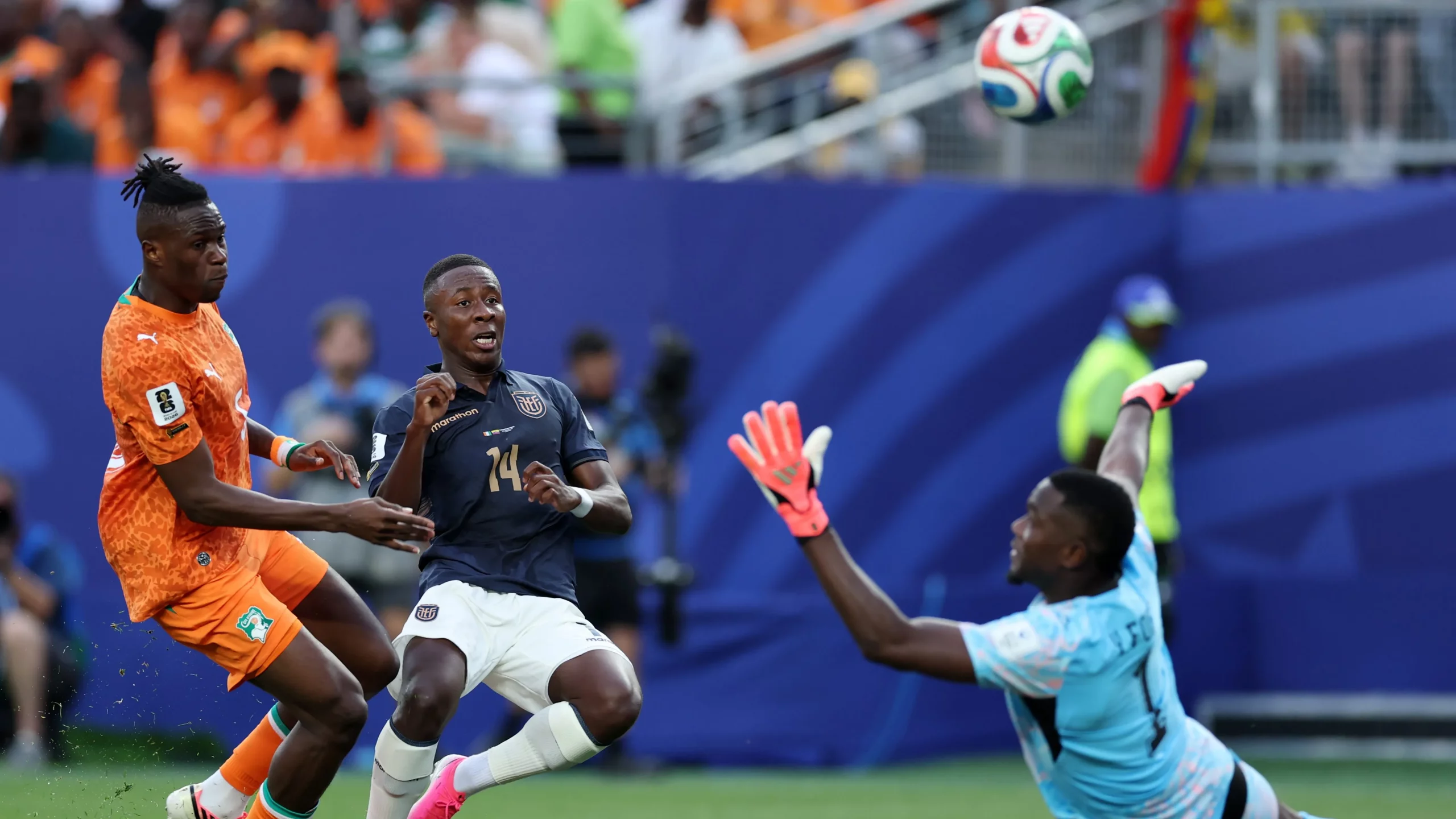 Alan Minda acertou a trave em lance. (Photo by Al Bello/Getty Images)