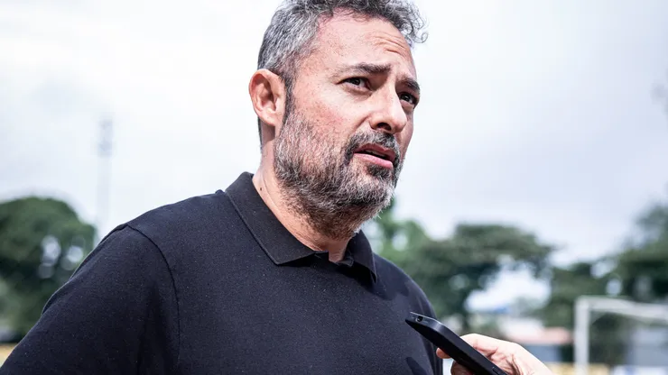 Dirigente monitora o mercado - Foto: Raul Baretta/Santos FC.