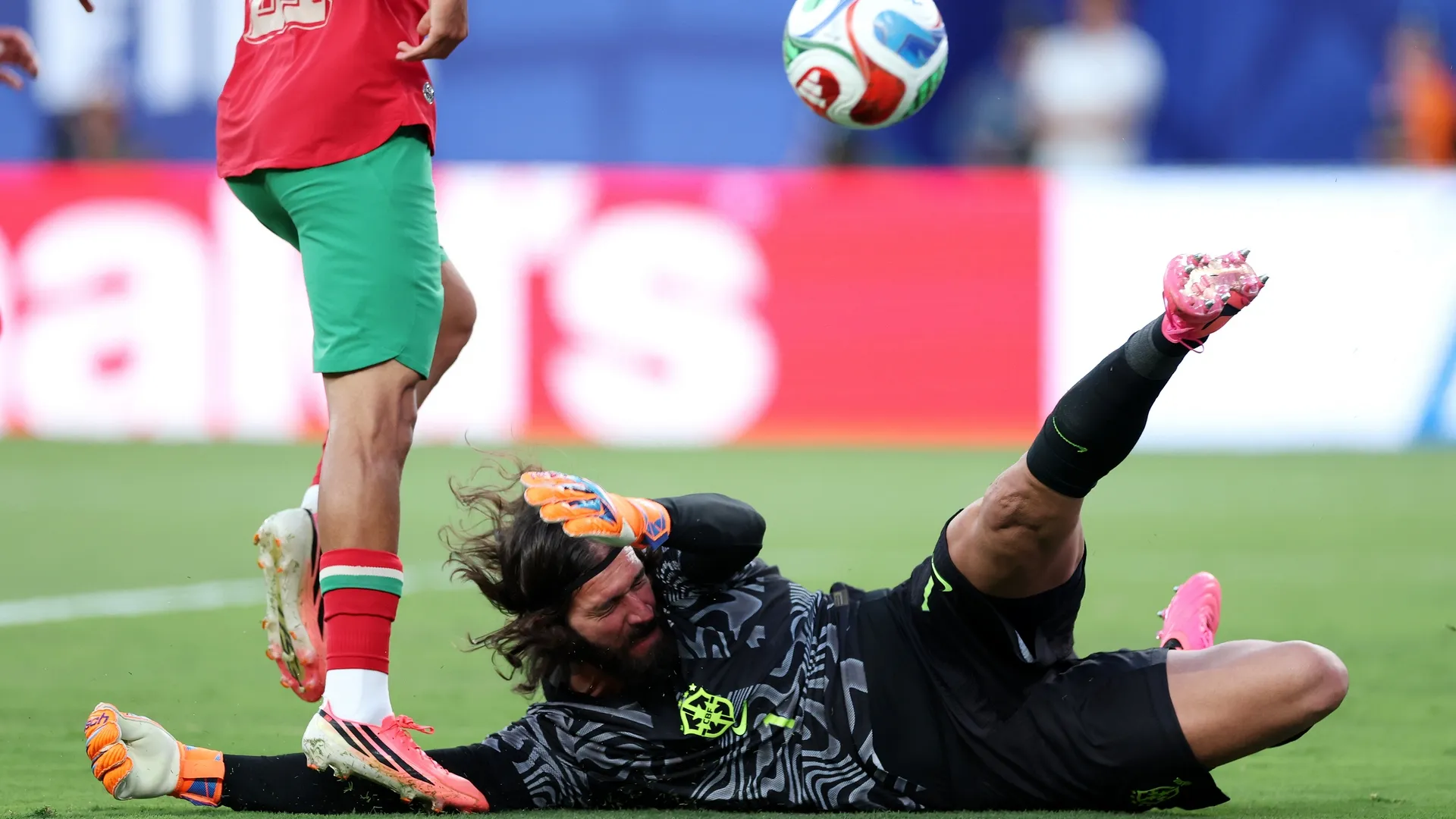 Alisson evita gol de Marrocos no fim do jogo – Foto: Kevin C. Cox/Getty Images