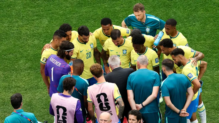 Ancelotti à beira do campo com os jogadores. (Photo by Molly Darlington/Getty Images)