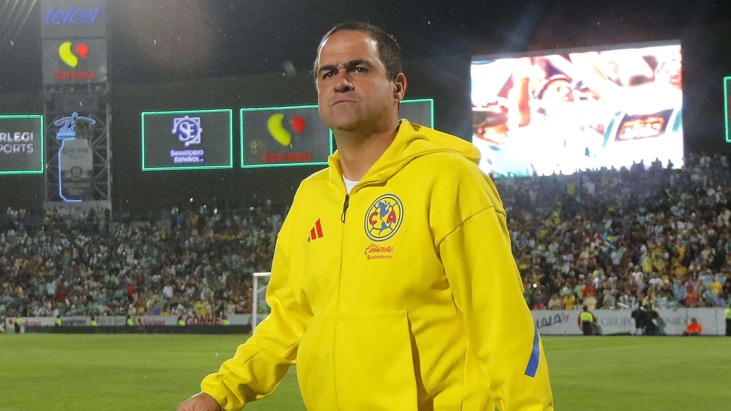 Após saída do América-MEX, Jardine foi procurado pelo Vasco, mas acabou fechando com time dos Emirados Árabes – Foto: Manuel Guadarrama/Getty Images