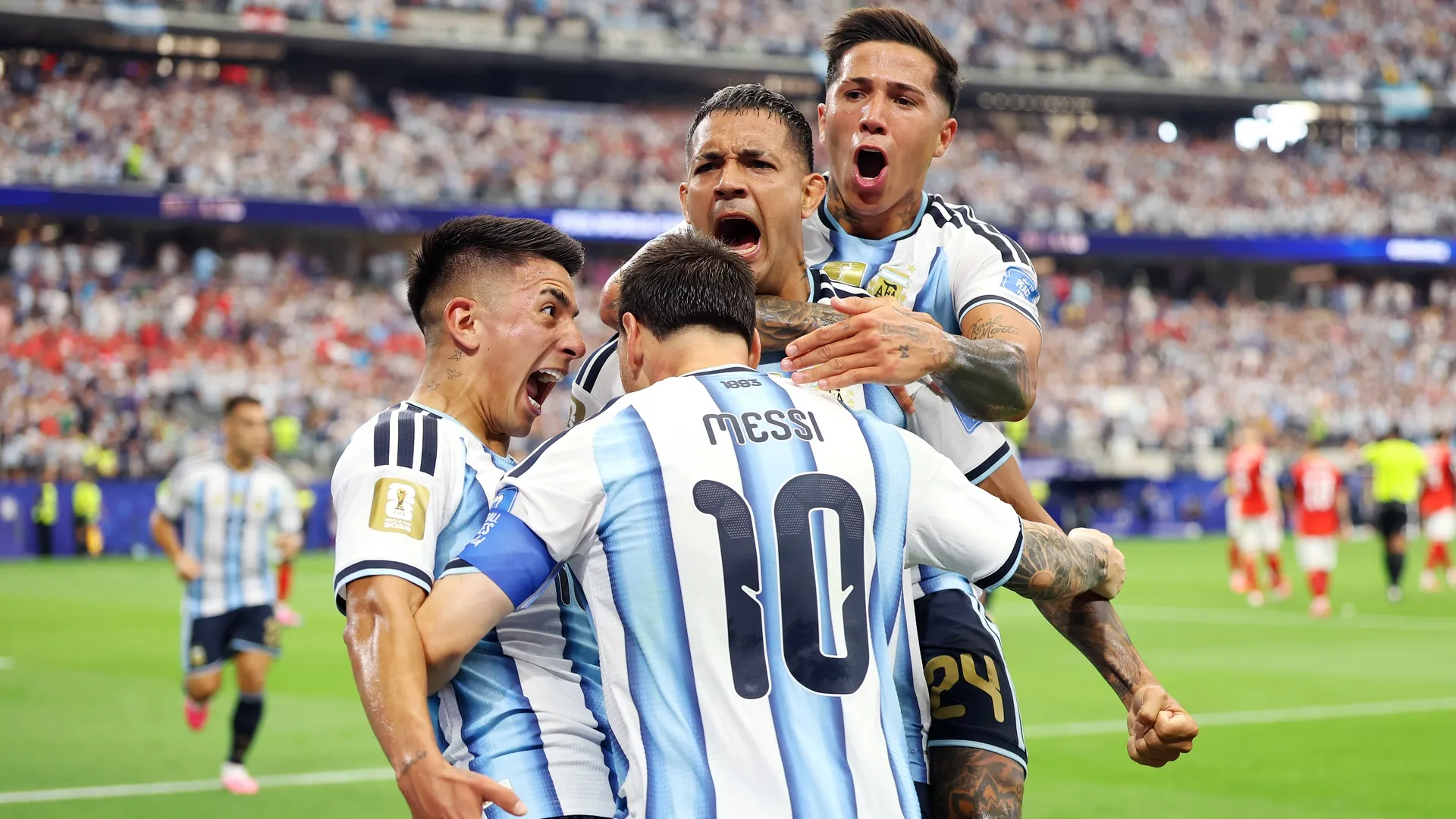 Jogadores da Argentina festejam gol de Messi – Foto: Charlotte Wilson/Getty Images