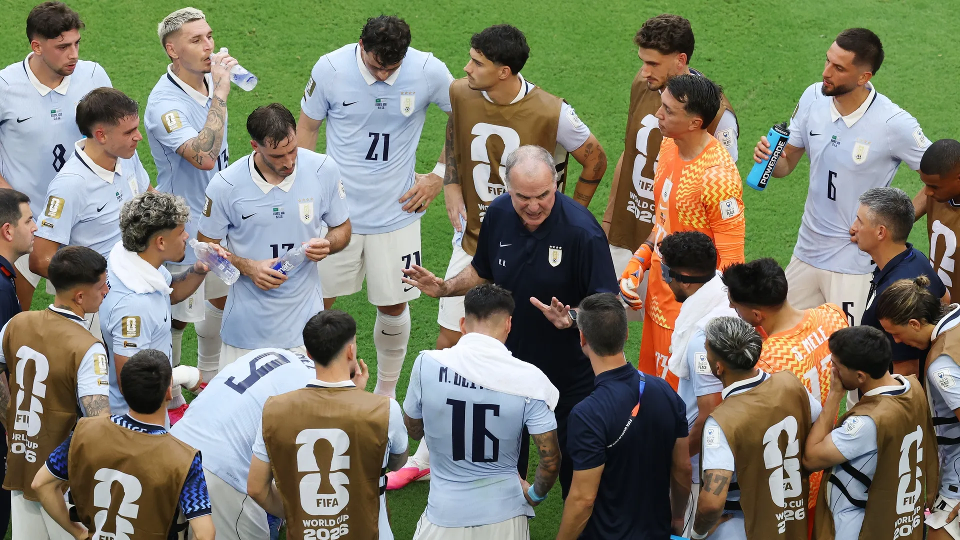 Bielsa orienta jogadores do Uruguai na pausa para hidratação – Foto: Molly Darlington/Getty Images