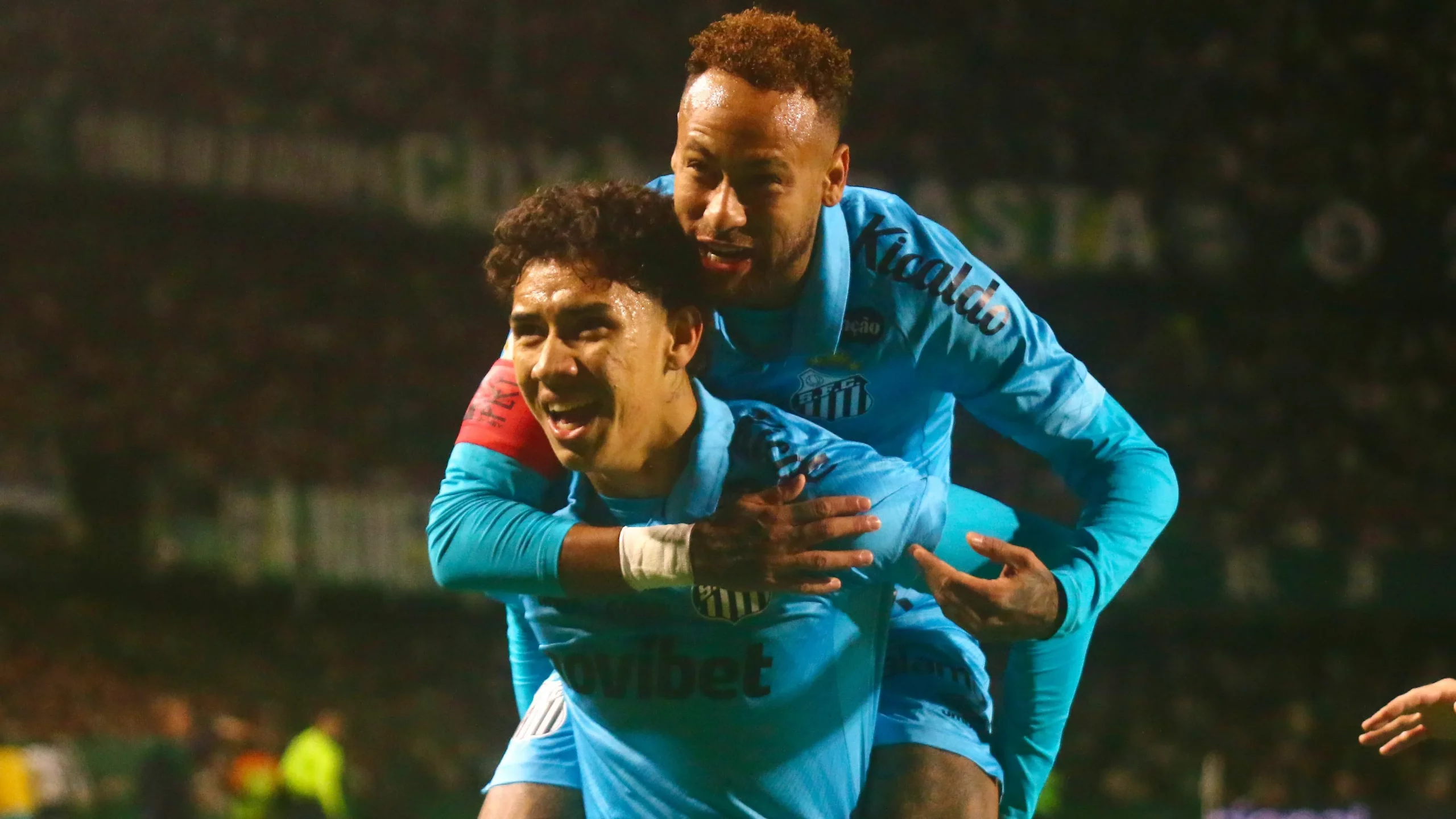 Gabriel Bontempo comemorando gol com Neymar. Foto: Gabriel Machado/AGIF