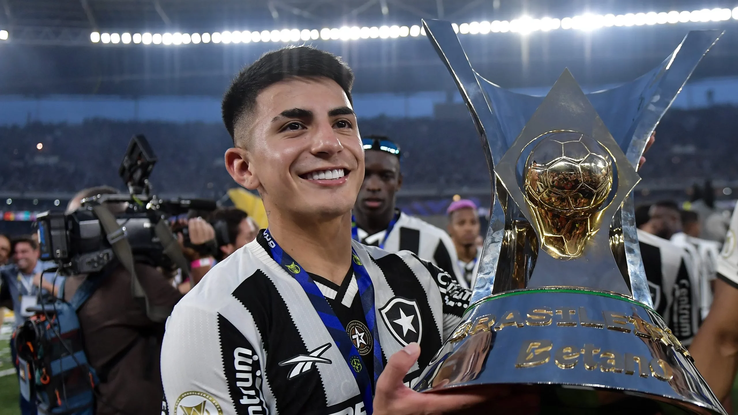 Almada jogador do Botafogo levanta a taca de campeao durante cerimonia de premiacao ao final da partida contra o Sao Paulo no estadio Engenhao pela decisao do campeonato Brasileiro A 2024. Foto: Thiago Ribeiro/AGIF