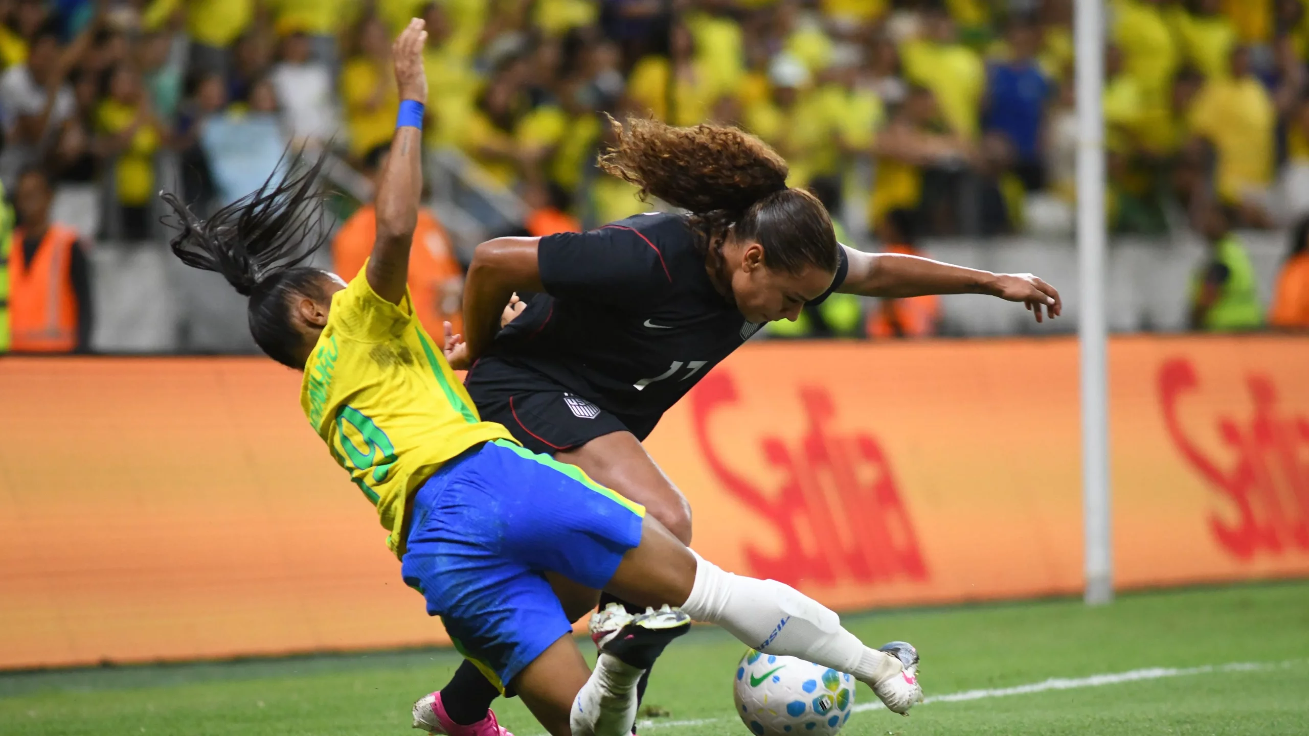 Jogadoras de Brasil e Estados Unidos em amistoso disputado na Arena Castelão, em Fortaleza