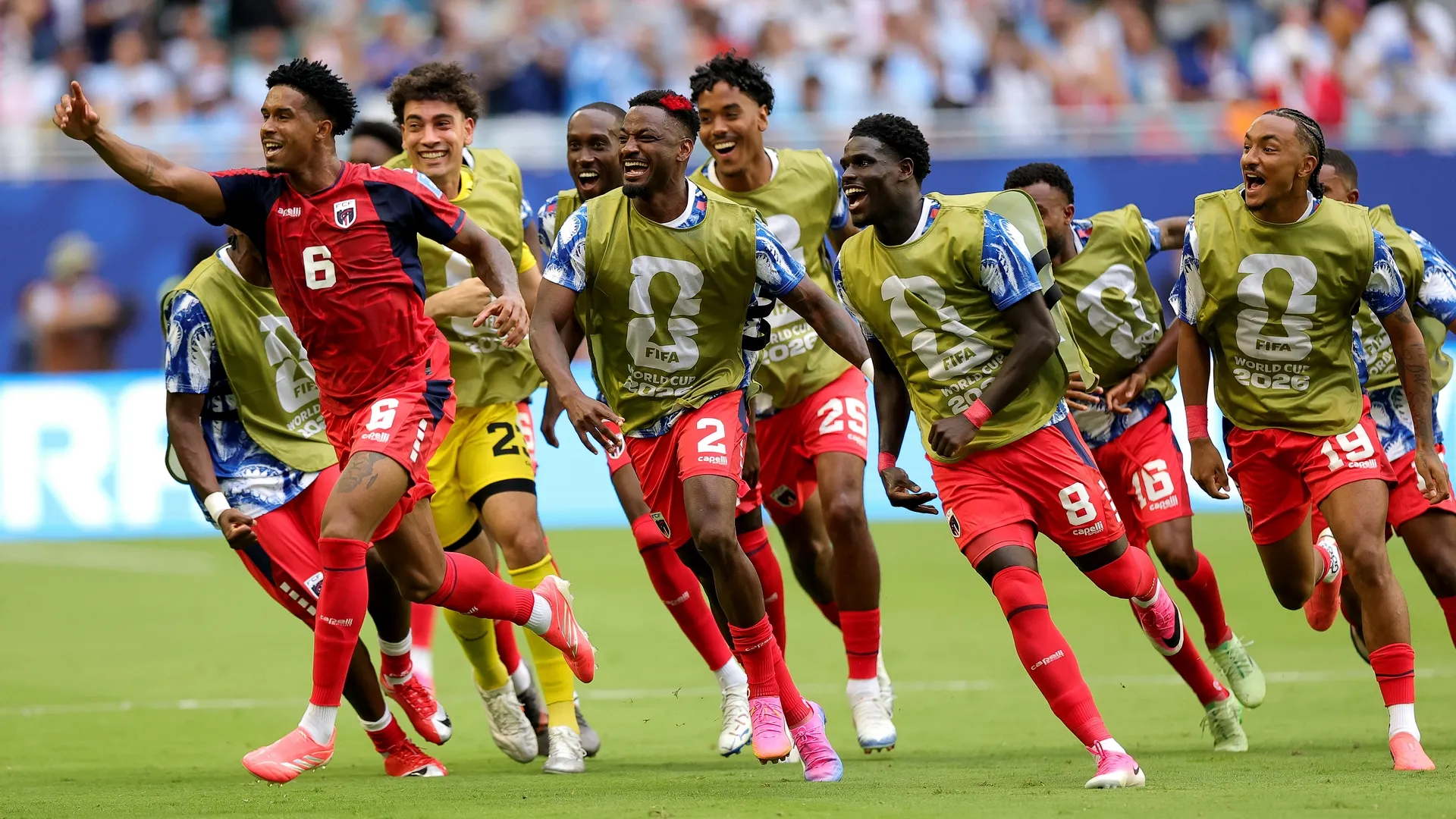 Kevin Pina comemora com os companheiros o gol de Cabo Verde – Foto: Alex Slitz/Getty Images