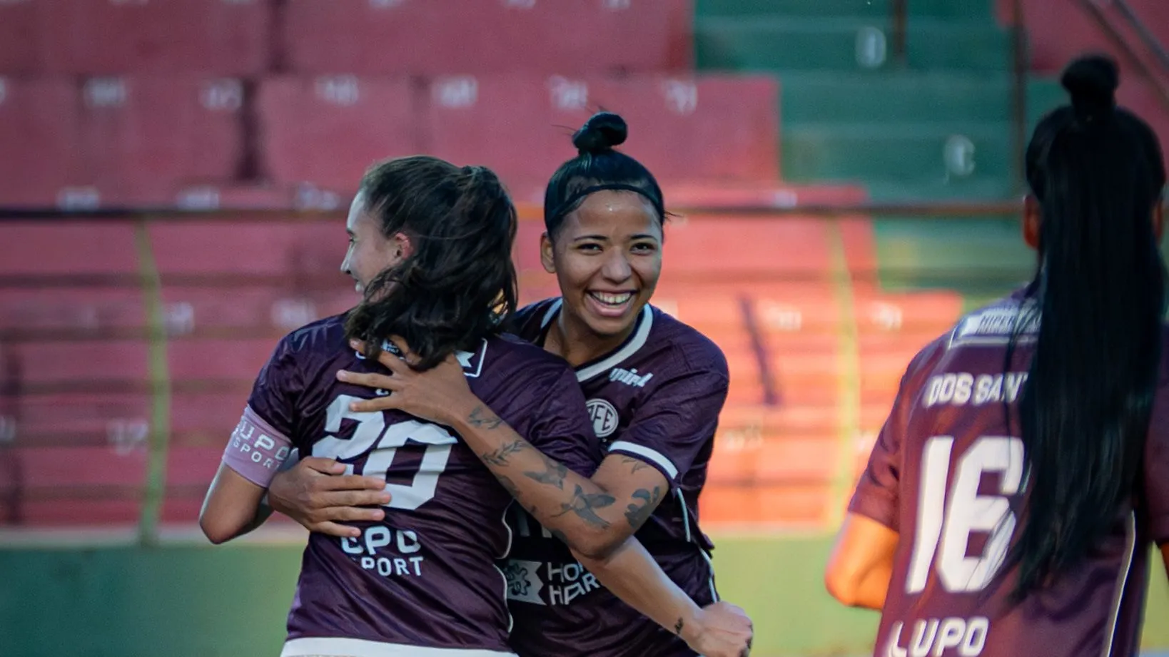Camila Soares celebra gol em jogo contra o UDA pela Ferroviária