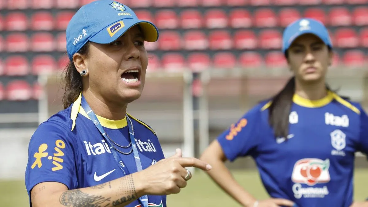 Treinadora Camilla Orlando, da Seleção Feminina Sub-20, em treinamento em Portugal