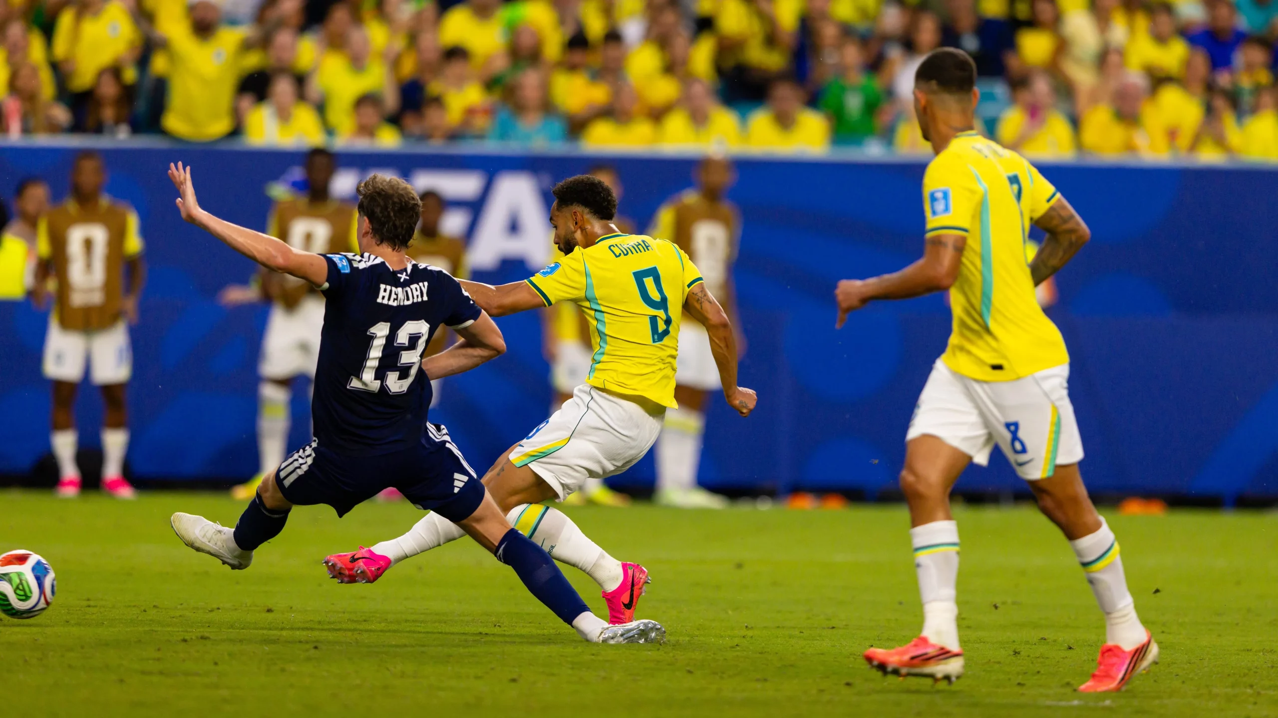 Matheus Cunha jogador do Brasil disputa lance com Jack Hendry jogador do Escocia durante partida no estadio Miami pelo campeonato Copa Do Mundo 2026. Foto: Rodolfo Buhrer/AGIF