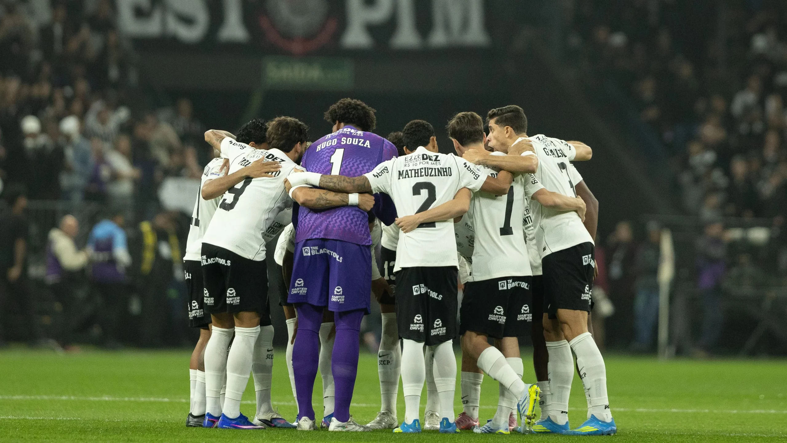 Jogadores do Corinthians reunidos em campo antes na partida contra Atletico-MG no estadio Arena Corinthians pelo campeonato Brasileiro A 2026. Foto: Joisel Amaral/AGIF