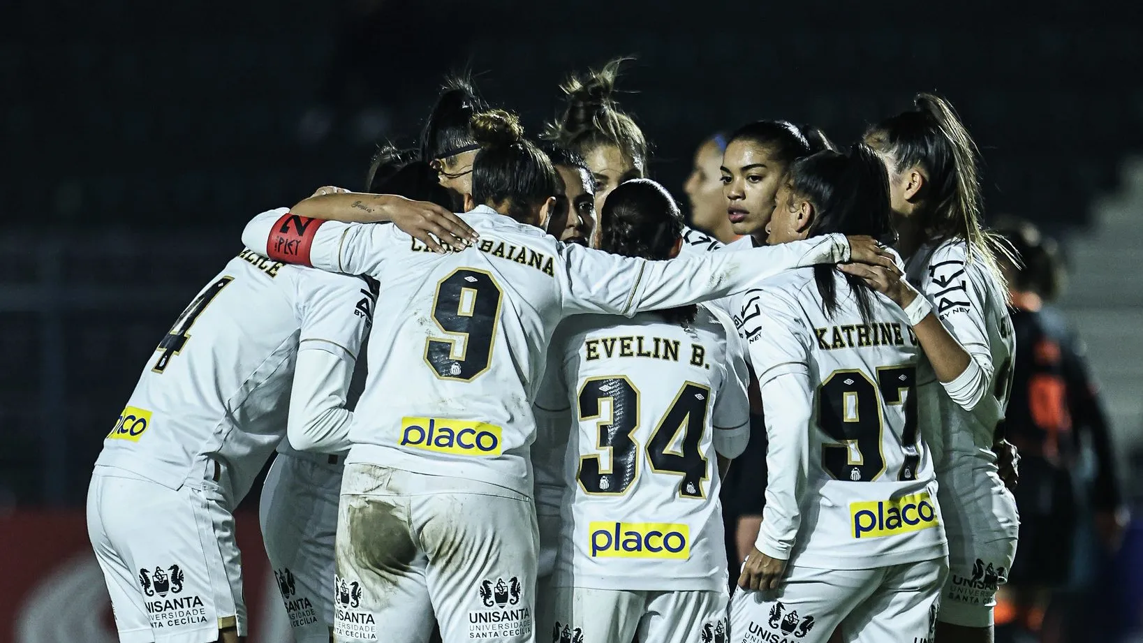 Elenco feminino do Santos em campo