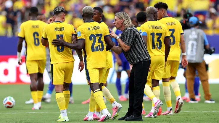 Beccacece orientando jogadores do Equador. (Photo by Charlotte Wilson/Getty Images)