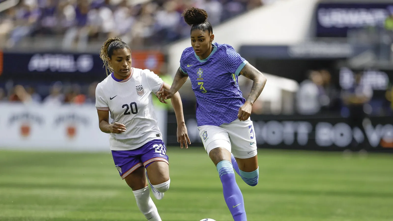Jogadoras dos Estados Unidos e Brasil em amistoso em 2025