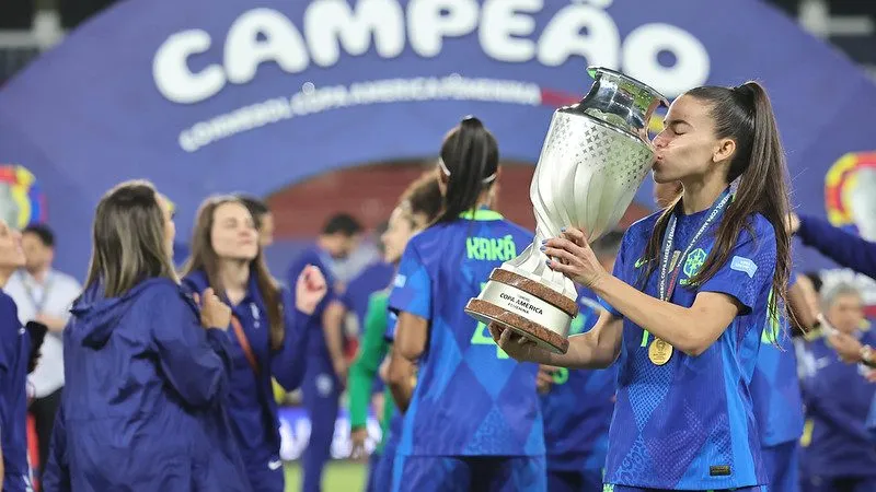Fatima Dutra, da Ferroviária, com troféu da Copa América Feminina de 2025 pelo Brasil