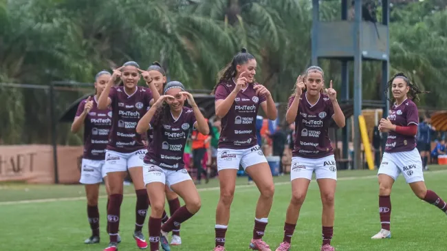 Jogadoras da Ferroviária celebram gol no Brasileiro Feminino Sub-17
