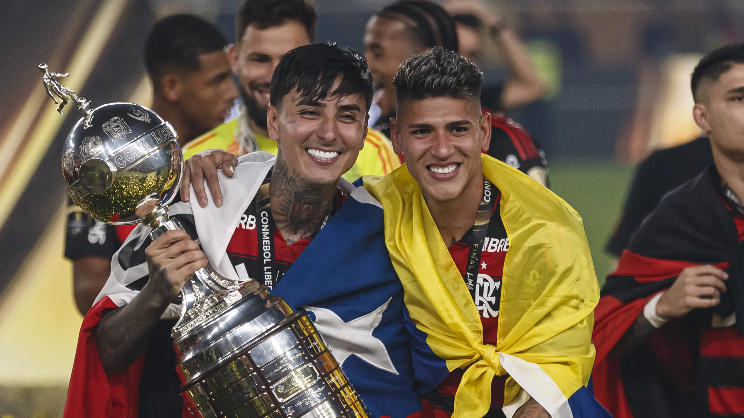 Pulgar (à esquerda) mostra que tem mercado no Brasil e Santos está de olho em volante do Mengão – Foto: IMAGO / Latin Sport Images