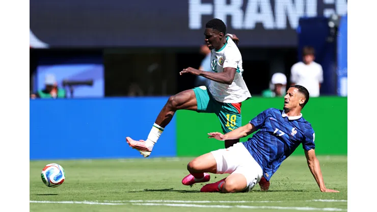 EAST RUTHERFORD, NEW JERSEY - JUNE 16: Ismaila Sarr #18 of Senegal is challenged by William Saliba #17 of France during the FIFA World Cup 2026 Group I match between France and Senegal at New York New Jersey Stadium on June 16, 2026 in East Rutherford, New Jersey. (Photo by Kevin C. Cox/Getty Images)