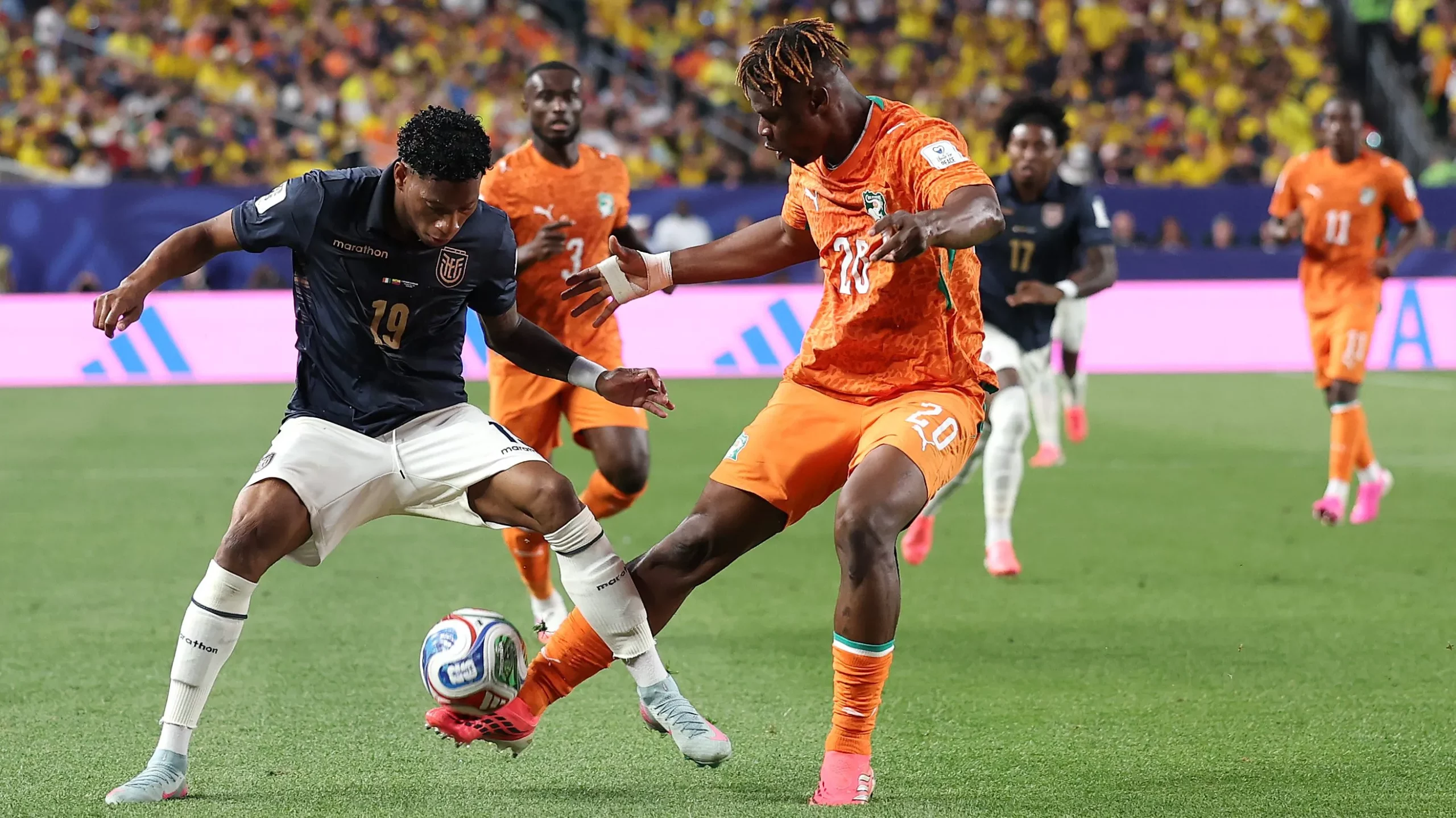 Plata dividindo com jogador marfinense. (Photo by Darrian Traynor/Getty Images) of Cote d’Ivoire