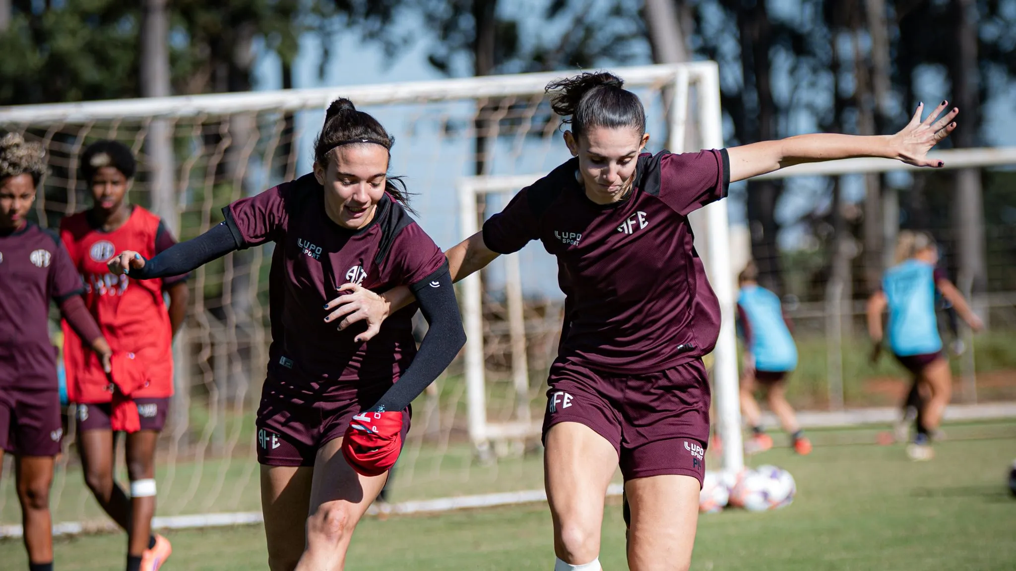 Jogadoras da Ferroviária em treinamento no CT