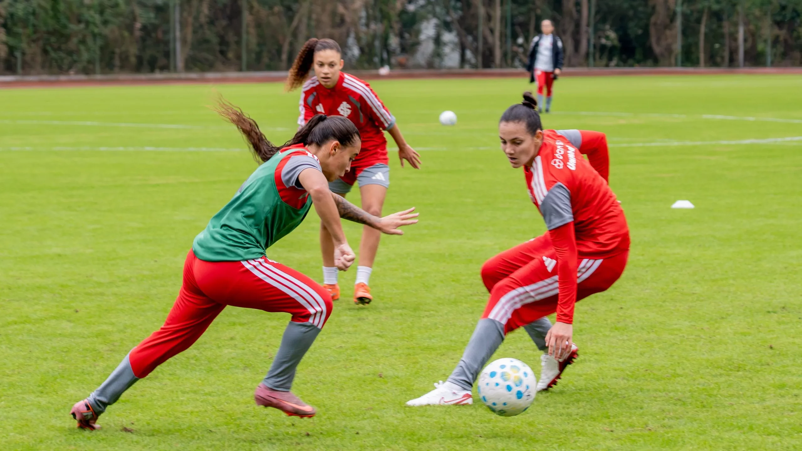 Time feminino do Internacional em treinamento em Porto Alegre