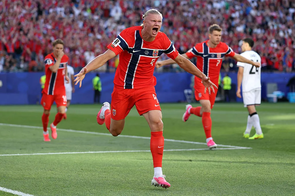 Haaland comemora um de seus gols na Copa do Mundo. Foto: Justin Setterfield/Getty Images