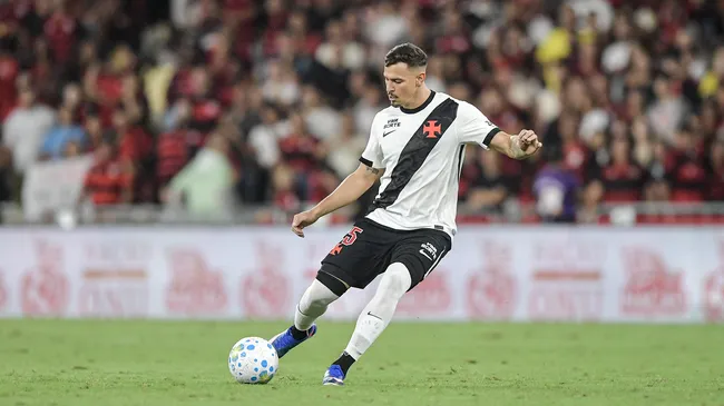 Hugo Moura, jogador do Vasco durante partida contra o Flamengo no estadio Maracana pelo campeonato Brasileiro A 2026. Foto: Thiago Ribeiro/AGIF