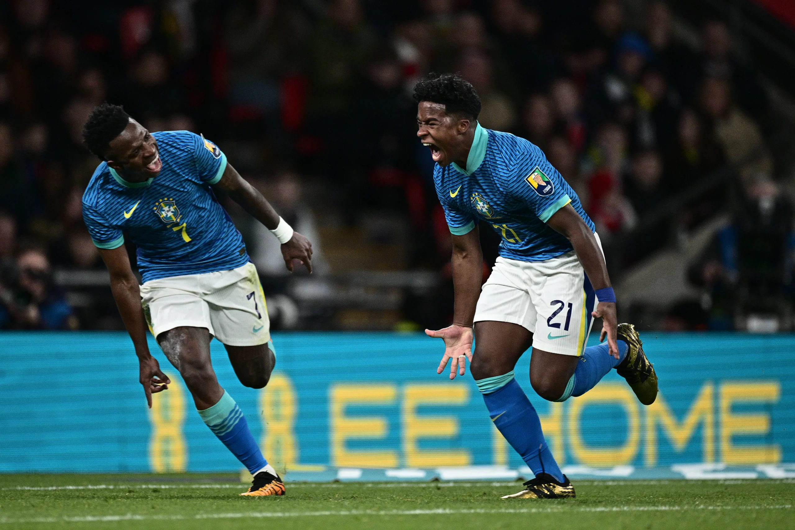 Endrick comemora gol da vitória do Brasil junto de Vini Jr contra a Inglaterra, em Wembley, em 2024 – Foto: IMAGO / Sebastian Frej