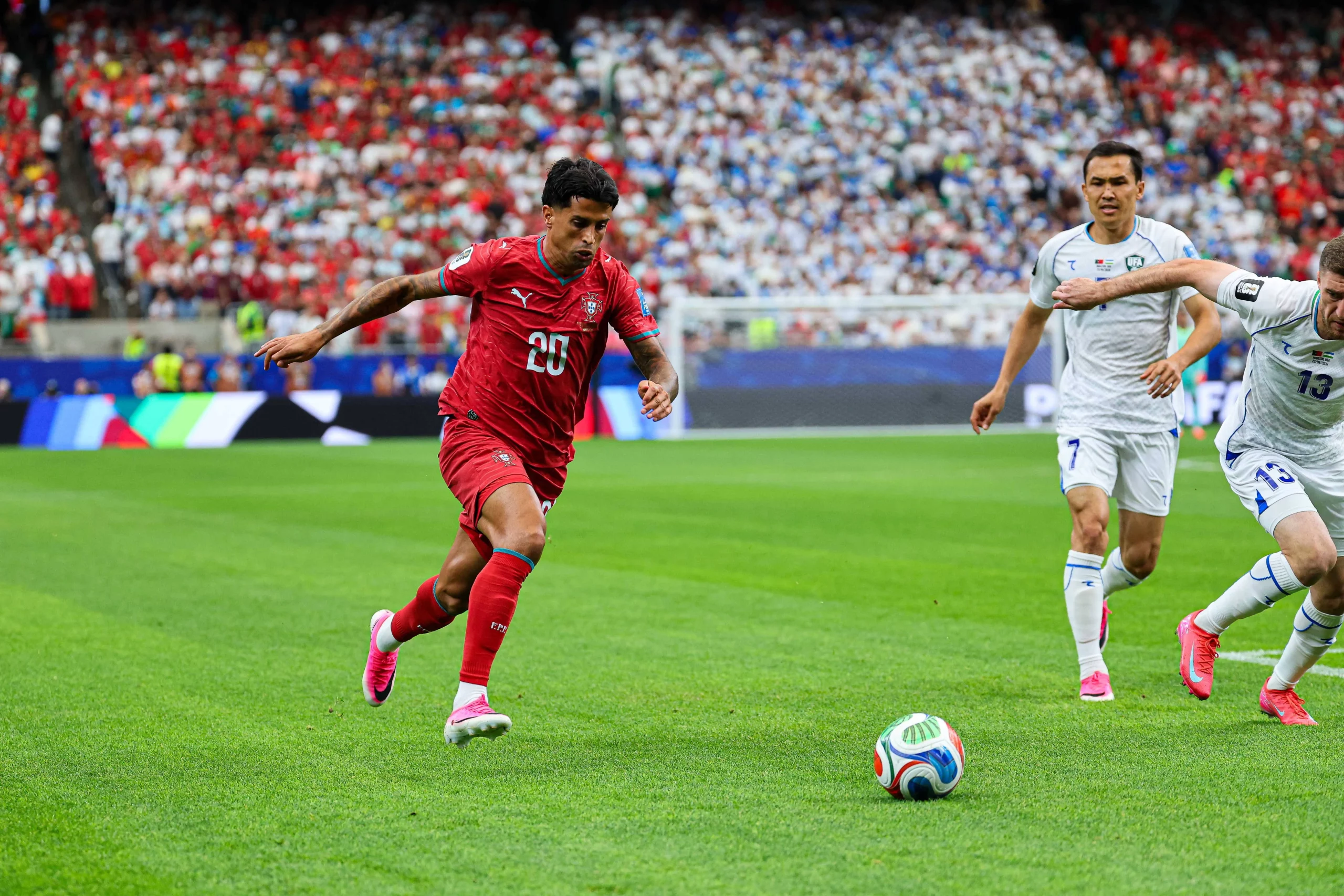 Camisa 20 de Portugal iniciou a jogada que originou o primeiro gol de CR7 na vitória desta terça-feira (23) em Houston – Foto: IMAGO / Newspix