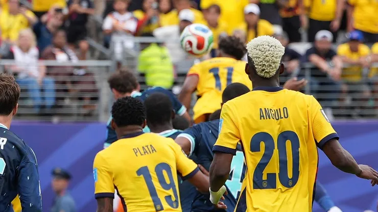 Preciado, camisa 17, sobe para cabecear em jogada que originou gol de Plata contra a Alemanha