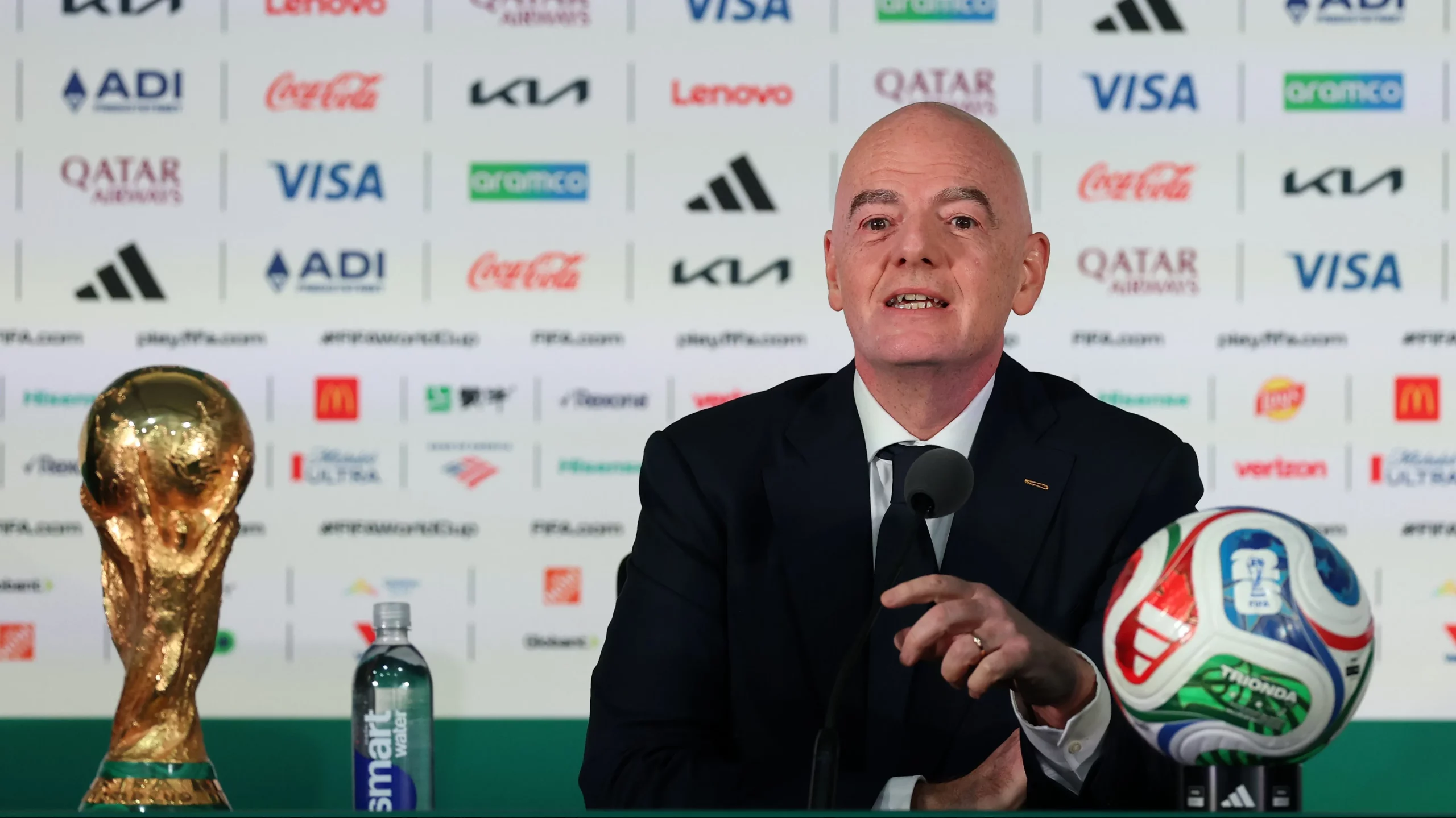 Infantino ao lado da taça da Copa do Mundo. (Photo by Carl Recine/Getty Images)