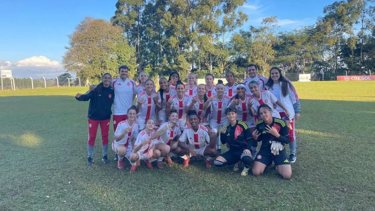 Time feminino do Internacional em campo após jogo do Gauchão Feminino Sub-15