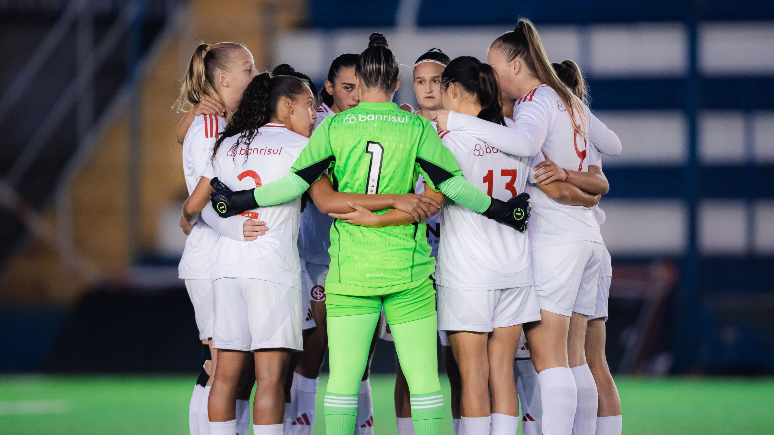 Jogadoras do Internacional sub-20 se abraçam em campo