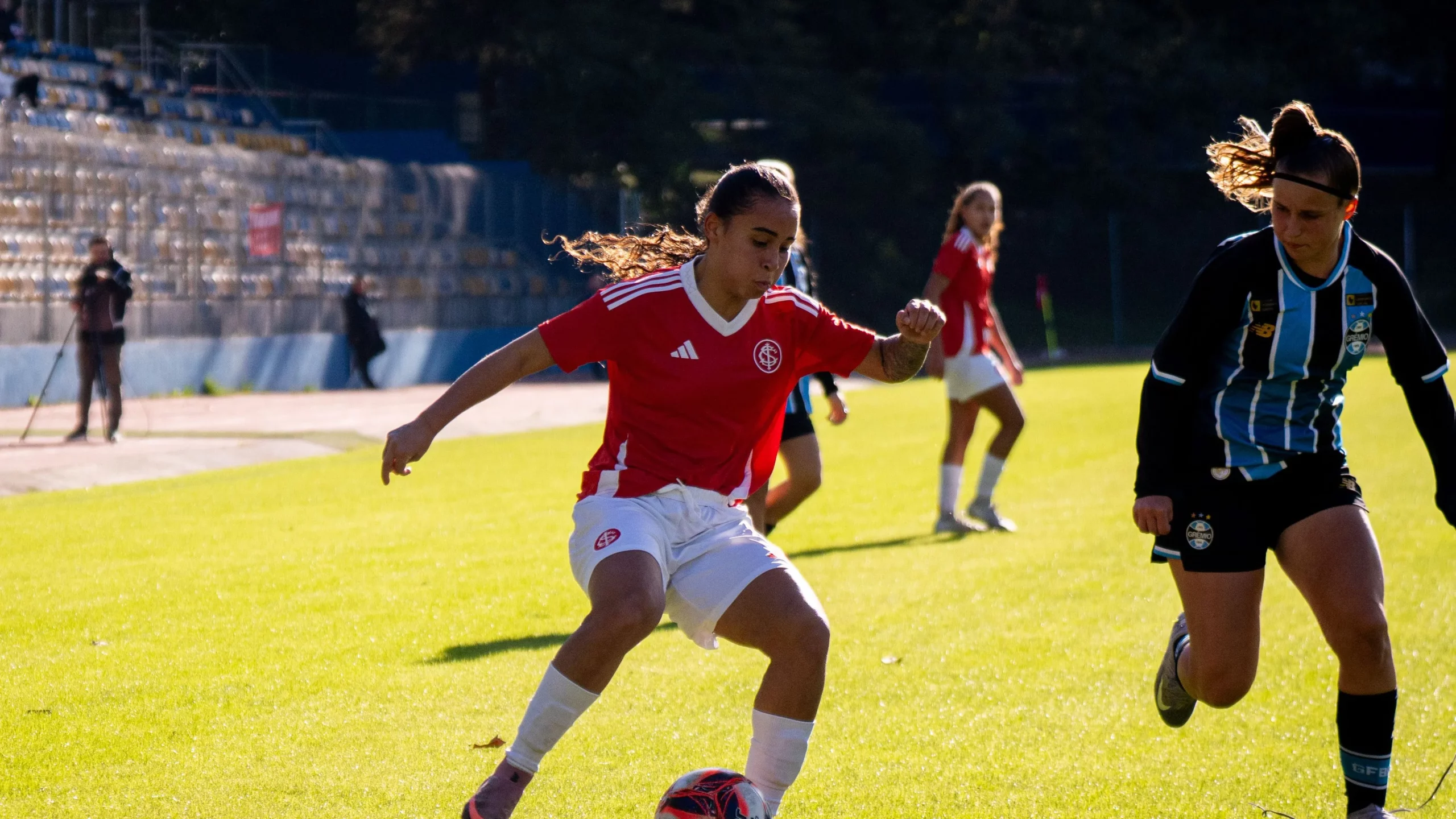 Internacional e Grêmio em jogo do Campeonato Gaúcho Feminino Sub-20