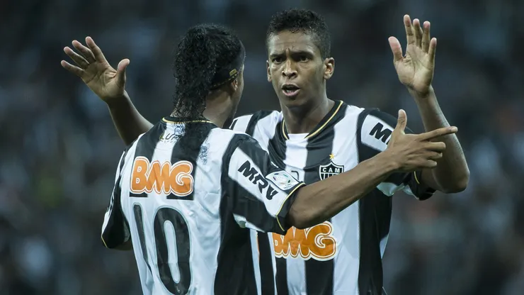 Jô comemora gol do Galo com Ronaldinho Gaúcho