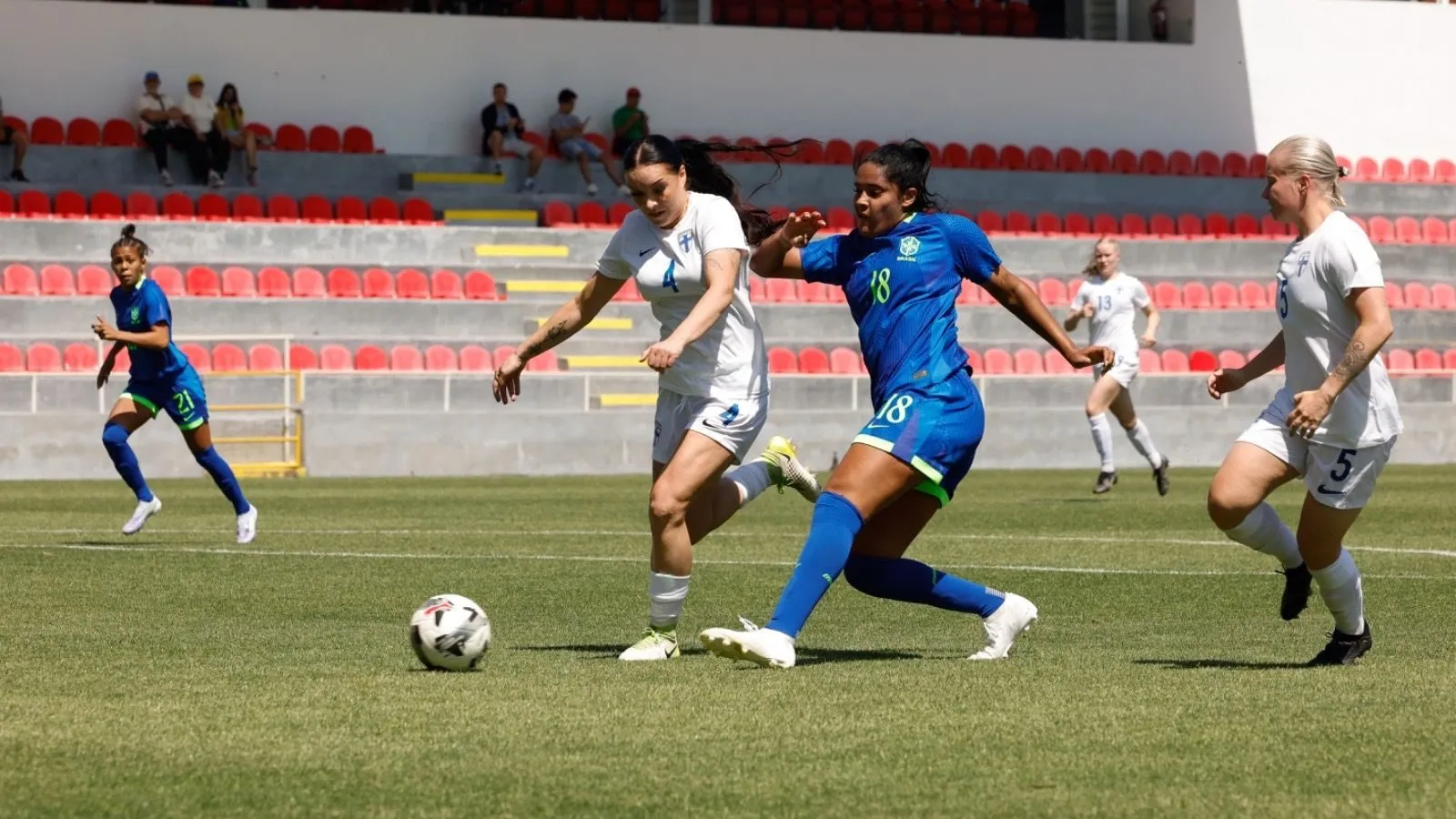 Juju Harris em dividida com jogadora da Seleção Feminina Sub-20 contra a Finlândia