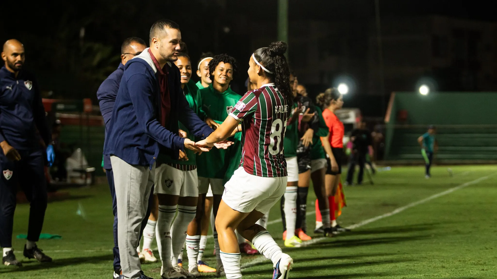 Treinador Saulo Silva, do Fluminense, celebra gol com Kaline