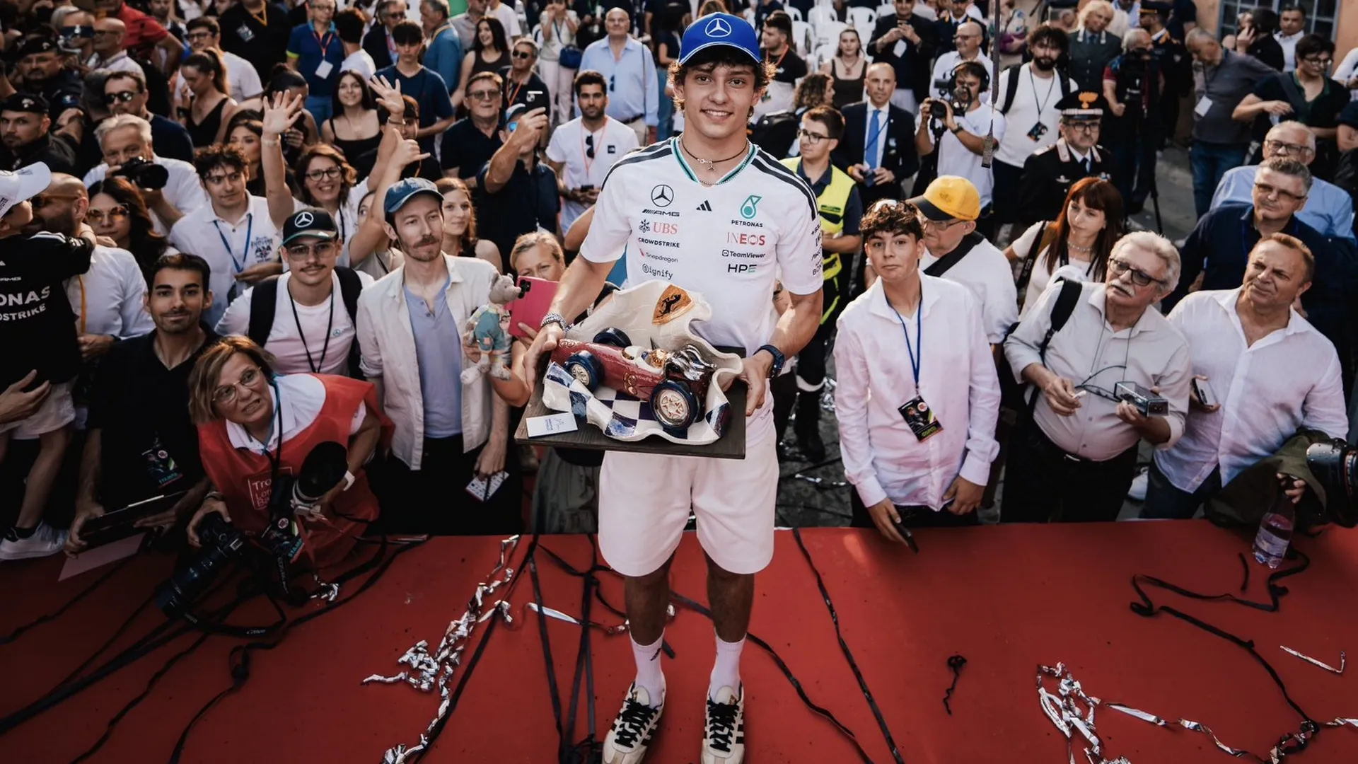Kimi Antonelli recebeu premiação na Itália – Foto: X @MercedesAMGF1