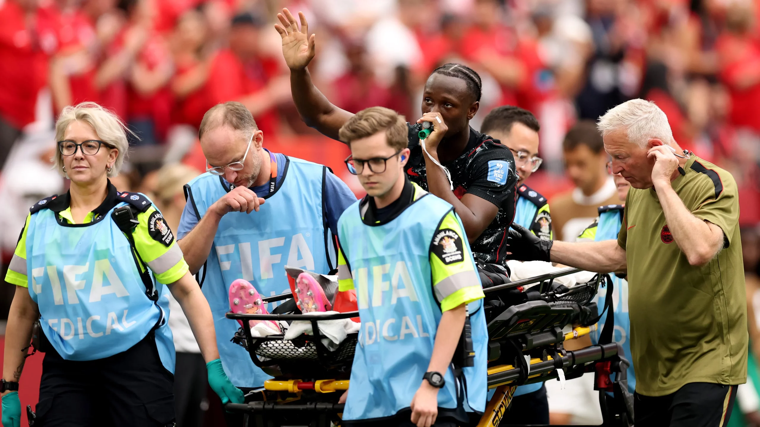 Koné saiu ovacionado do estádio. (Photo by Fran Santiago/Getty Images)