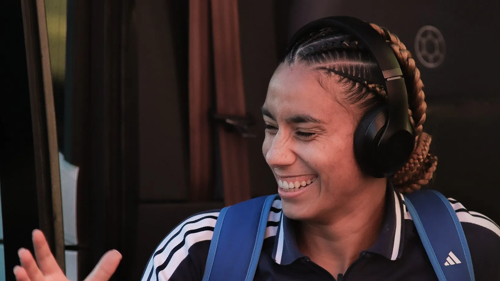 Laura Felipe chegando ao estádio para jogo do Cruzeiro
