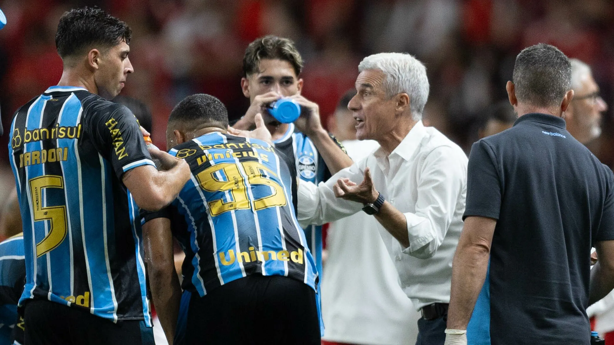 Luis Castro  tecnico do Gremio durante partida contra o Internacional no estadio Beira-Rio pelo campeonato Brasileiro A 2026. Foto: Liamara Polli/AGIF