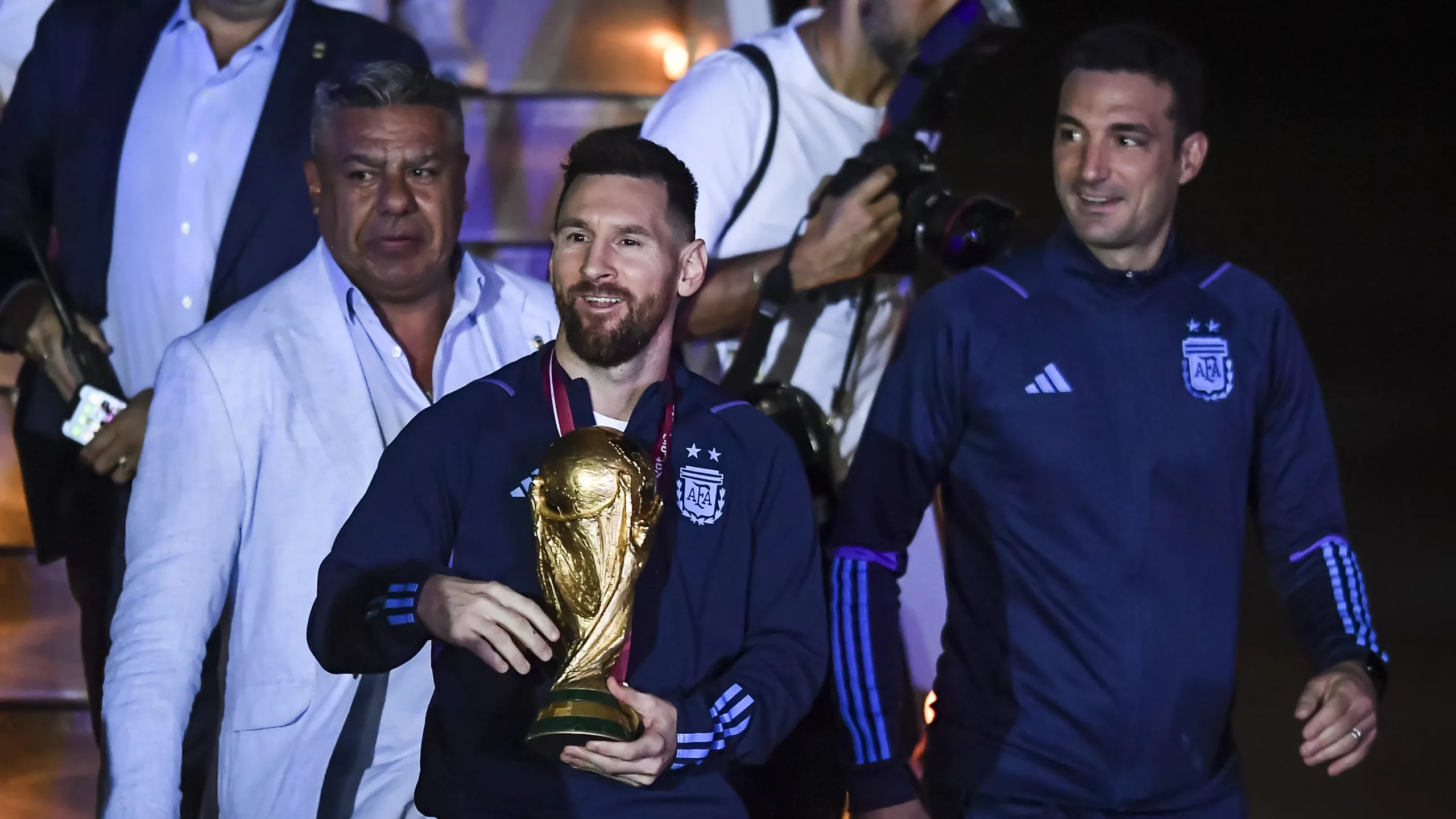 Messi com o troféu de campeão no Catar. Foto: Marcelo Endelli/Getty Images