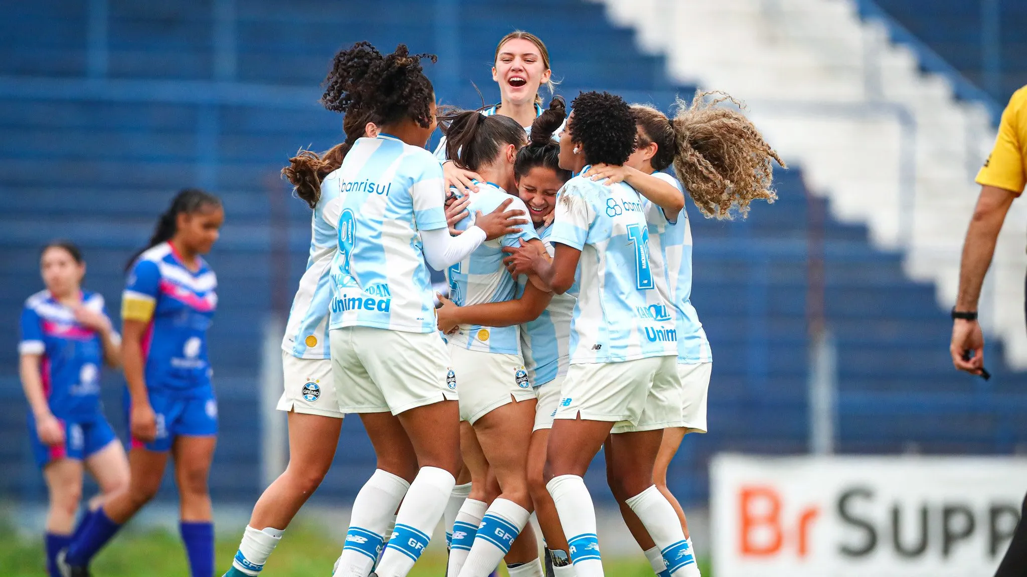 Elenco feminino do Grêmio celebra gol no Gaúcho Feminino Sub-20