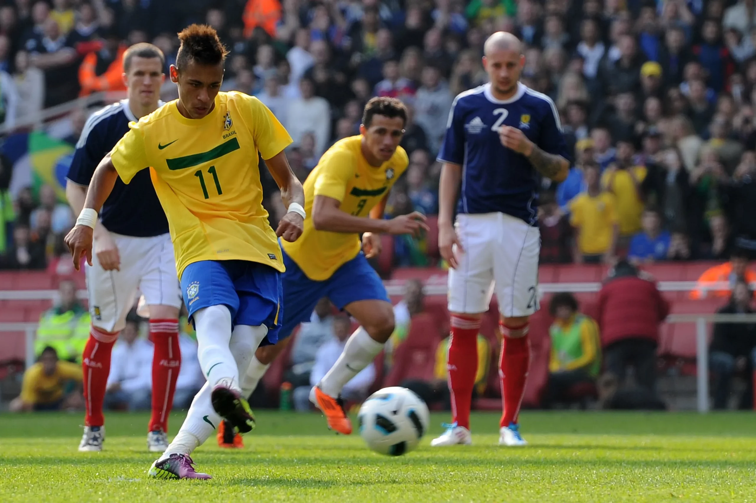 Neymar marcou dois gols no último duelo entre Brasil e Escócia. Foto: Mike Hewitt/Getty Images