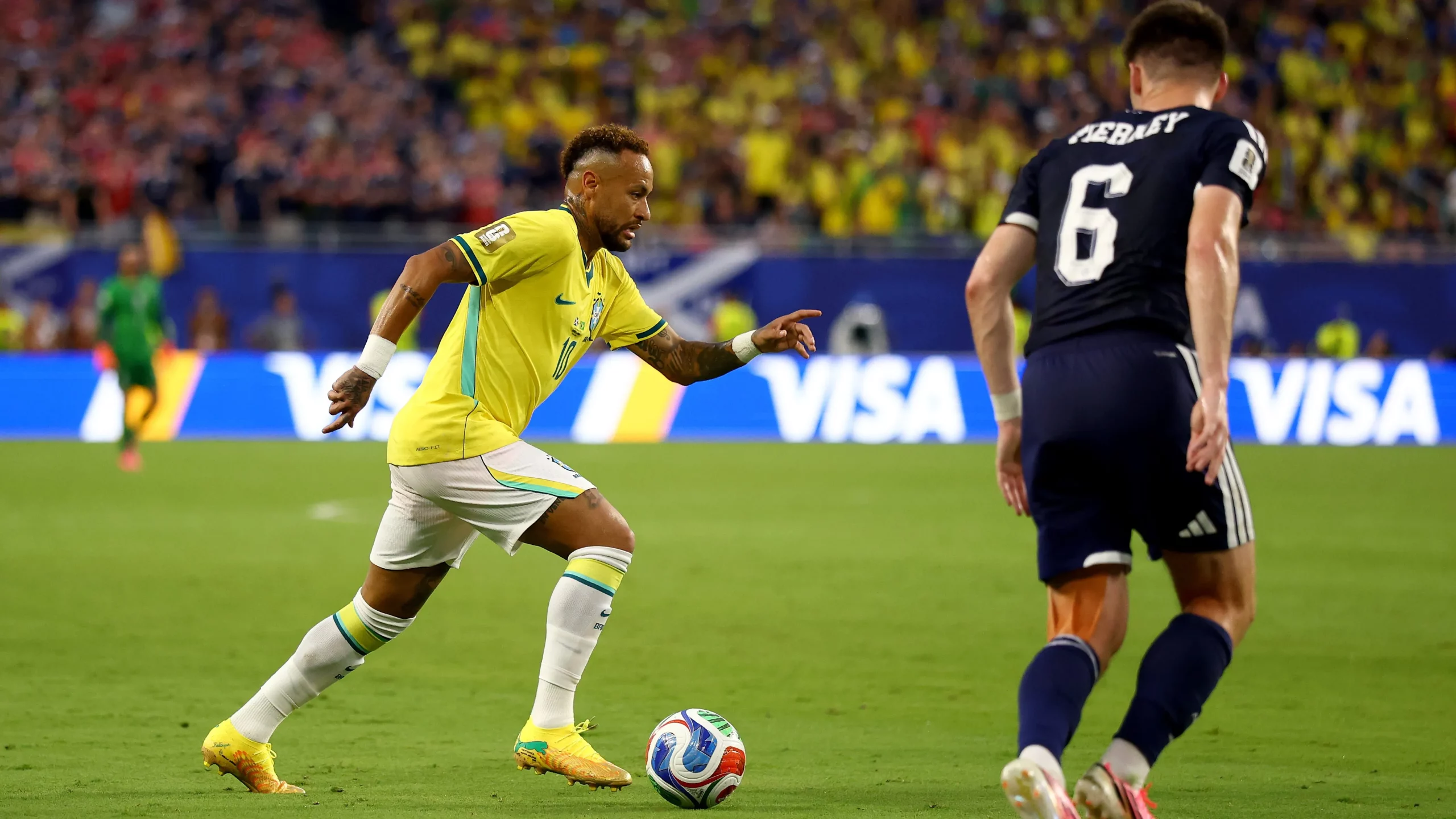 Neymar contra a Escócia. (Photo by Robert Cianflone/Getty Images)