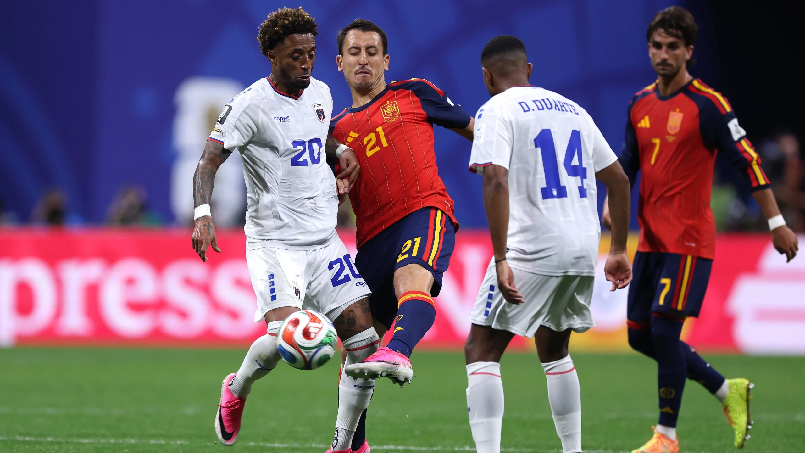 Oyarzabal disputando lance. (Photo by Mattia Ozbot/Getty Images)
