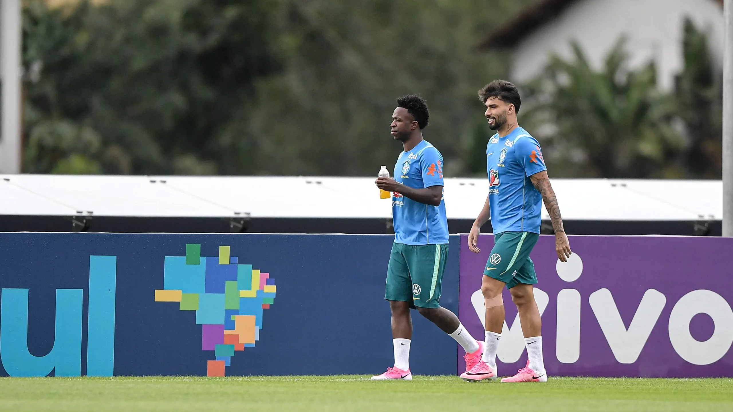 Vini Jr. e Lucas Paqueta durante treino no Centro de Treinamento Granja Comary. Foto: Thiago Ribeiro/AGIF